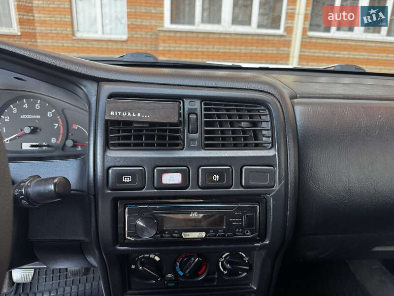 Хэтчбек Nissan Almera 1995 в Одессе