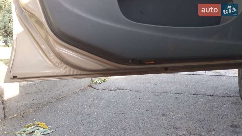 Седан Nissan Almera 2005 в Фастові