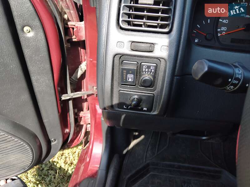 Седан Nissan Almera 1998 в Липовці