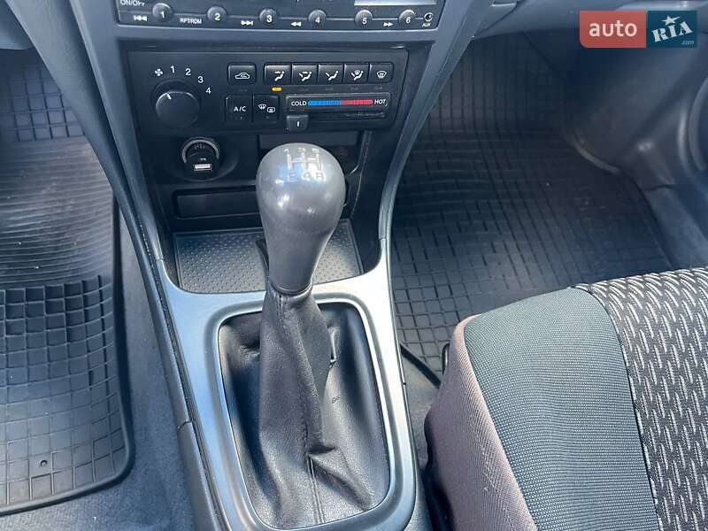 Седан Nissan Almera 2006 в Киеве