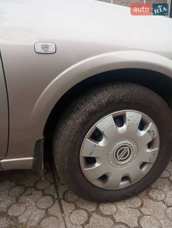 Седан Nissan Almera 2011 в Коростене