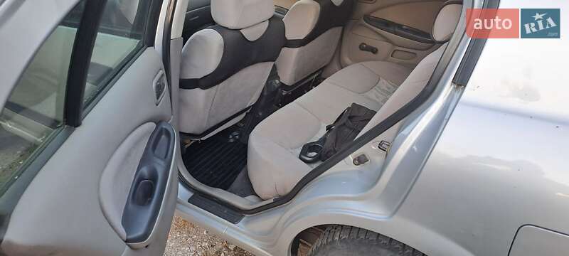Хэтчбек Nissan Almera 2002 в Запорожье