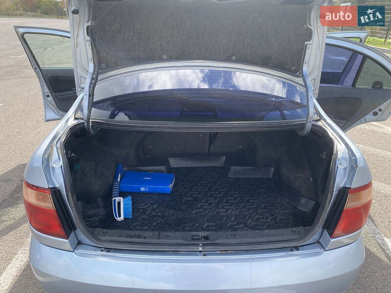 Седан Nissan Almera 2005 в Ровно