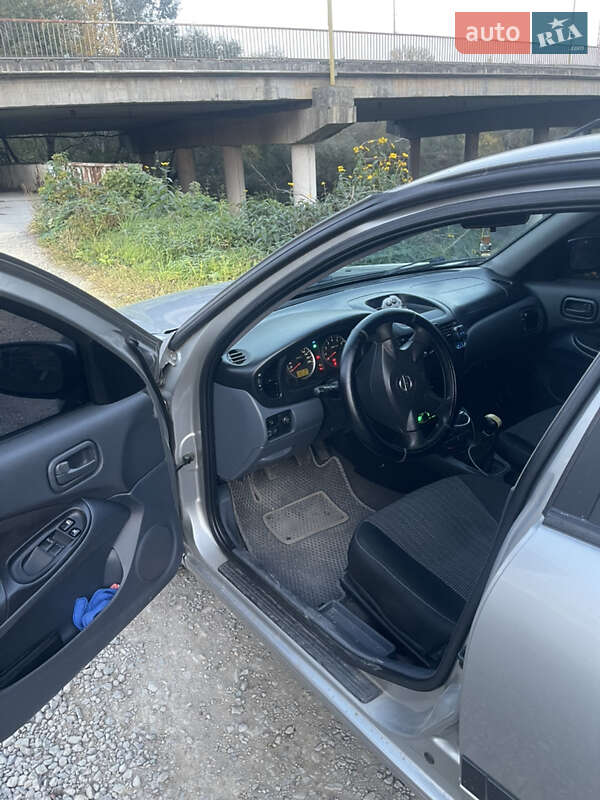 Седан Nissan Almera 2005 в Мукачевому