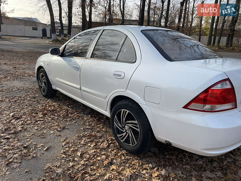 Седан Nissan Almera 2011 в Полтаве