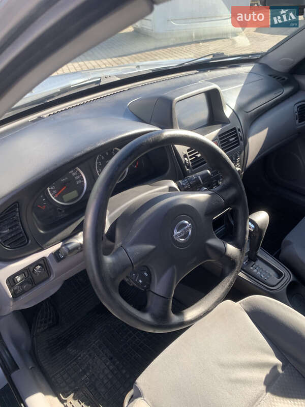 Хетчбек Nissan Almera 2003 в Чернівцях