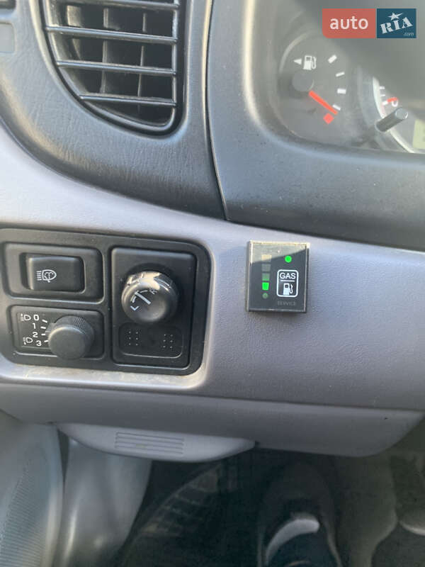 Хетчбек Nissan Almera 2003 в Чернівцях