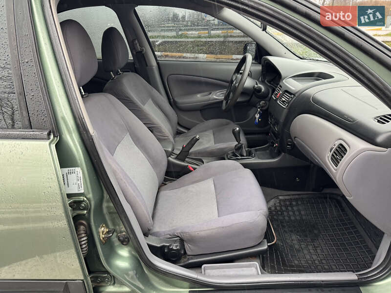 Седан Nissan Almera 2004 в Києві