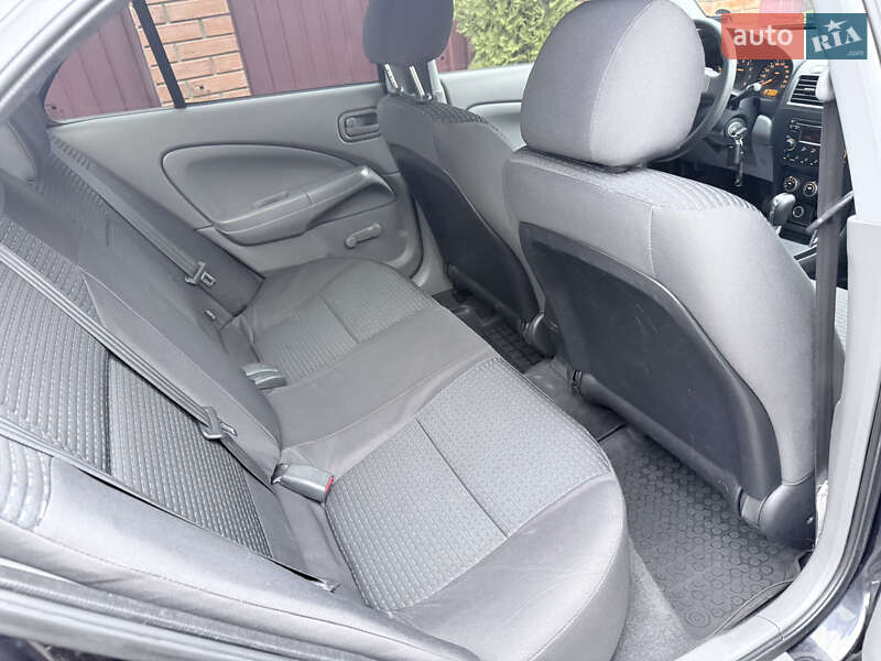 Седан Nissan Almera 2010 в Киеве