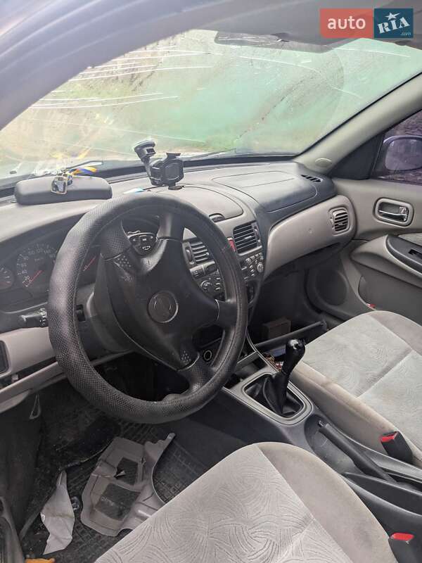 Седан Nissan Almera 2000 в Херсоне