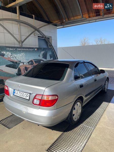 Седан Nissan Almera 2005 в Ужгороде