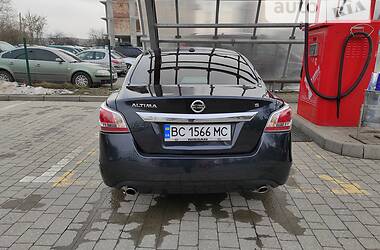 Седан Nissan Altima 2015 в Львове