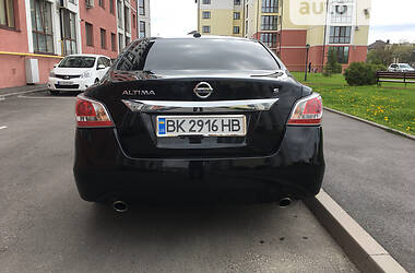 Седан Nissan Altima 2015 в Рівному