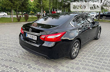 Седан Nissan Altima 2015 в Львові