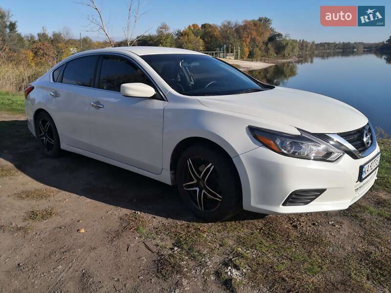 Седан Nissan Altima 2016 в Жовтих Водах