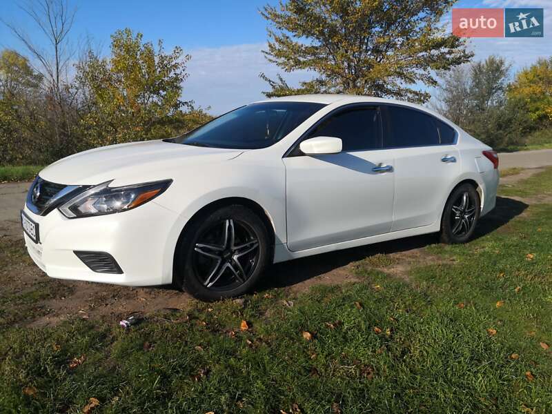 Седан Nissan Altima 2016 в Жовтих Водах