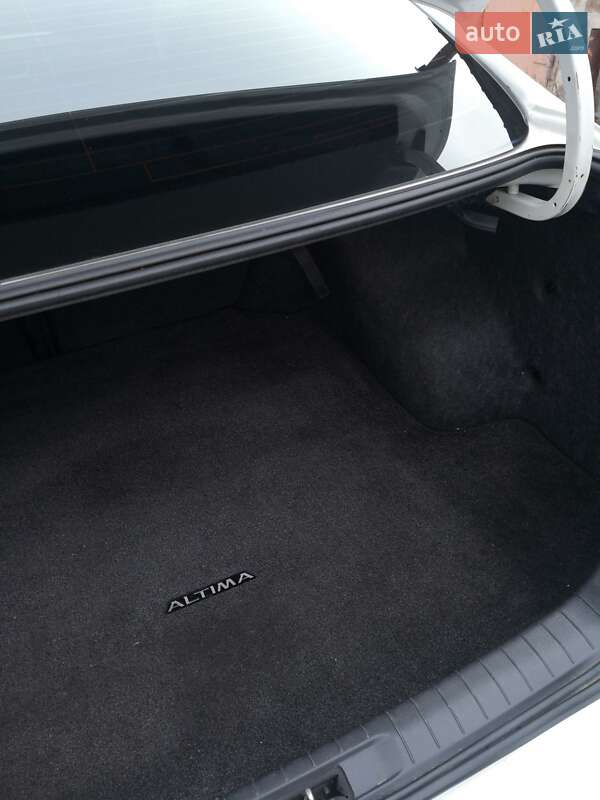 Седан Nissan Altima 2016 в Жовтих Водах