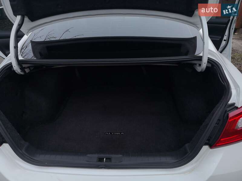 Седан Nissan Altima 2016 в Жовтих Водах