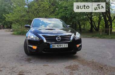 Седан Nissan Altima 2014 в Львове