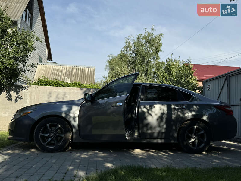 Седан Nissan Altima 2017 в Луцке