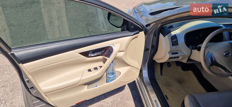 Седан Nissan Altima 2014 в Заводське