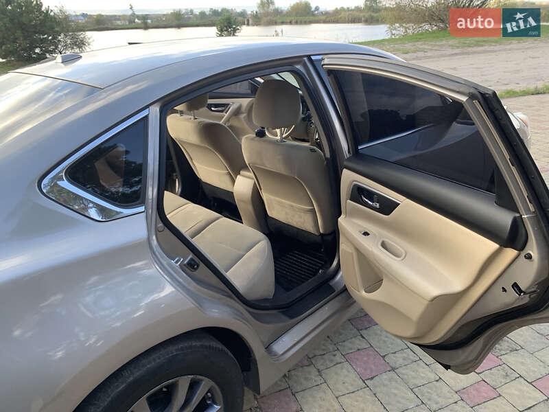 Седан Nissan Altima 2015 в Золочеві