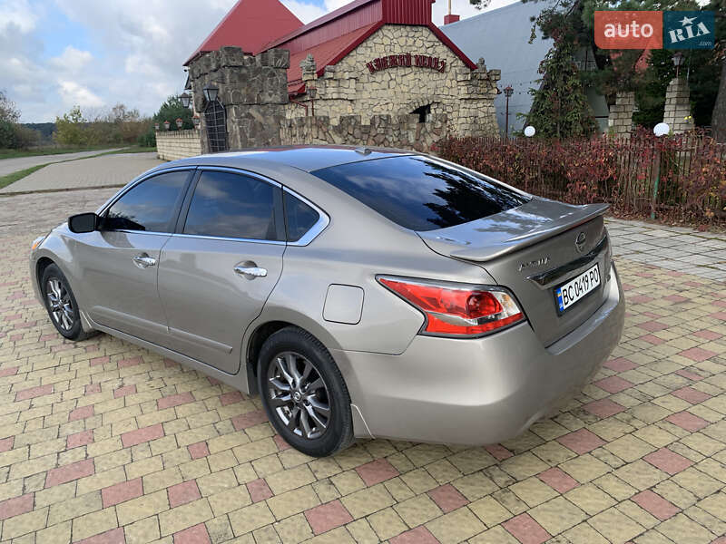 Седан Nissan Altima 2015 в Золочеві