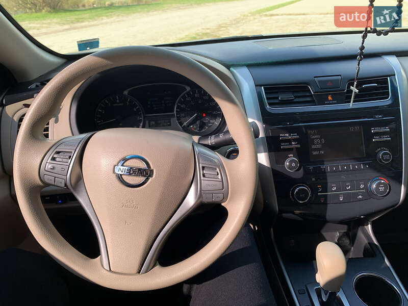 Седан Nissan Altima 2015 в Золочеві