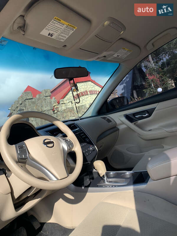 Седан Nissan Altima 2015 в Золочеві