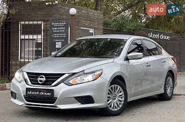 Седан Nissan Altima 2016 в 