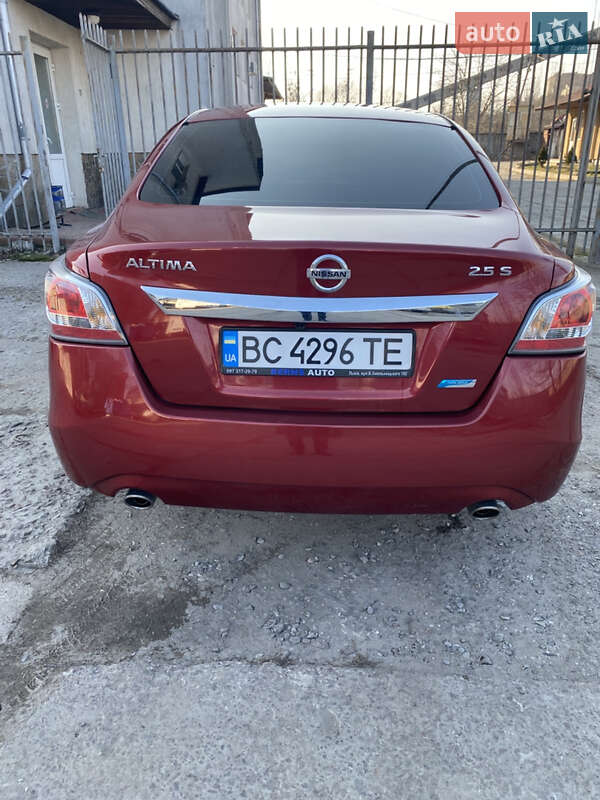 Седан Nissan Altima 2014 в Львові