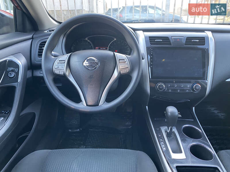 Седан Nissan Altima 2014 в Львові