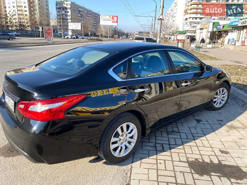 Седан Nissan Altima 2015 в 