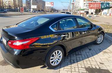 Седан Nissan Altima 2015 в 