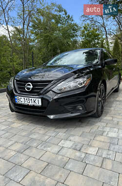 Седан Nissan Altima 2018 в Львове