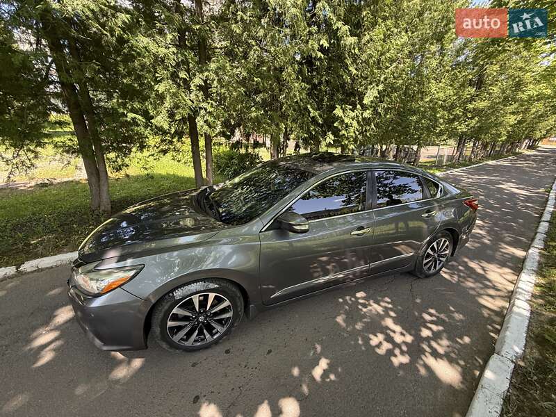 Седан Nissan Altima 2016 в Дрогобичі