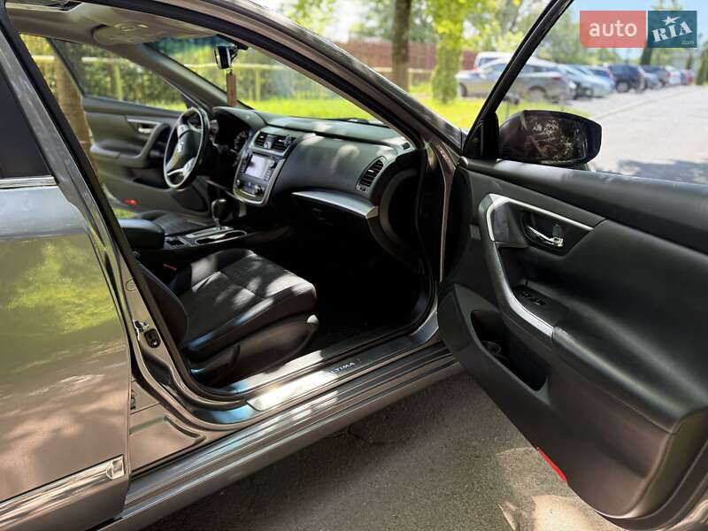 Седан Nissan Altima 2016 в Дрогобичі