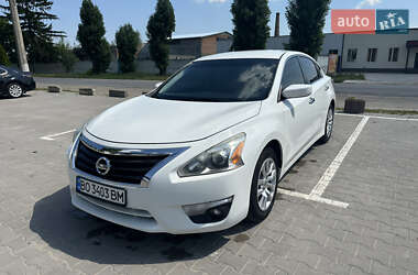 Седан Nissan Altima 2015 в Волочиську