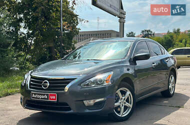 Седан Nissan Altima 2013 в Виннице