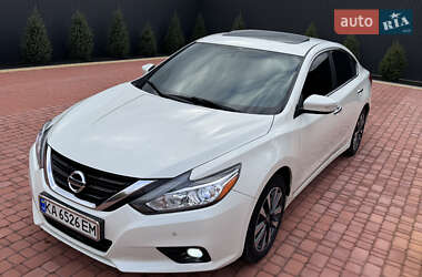 Седан Nissan Altima 2016 в Жашкове