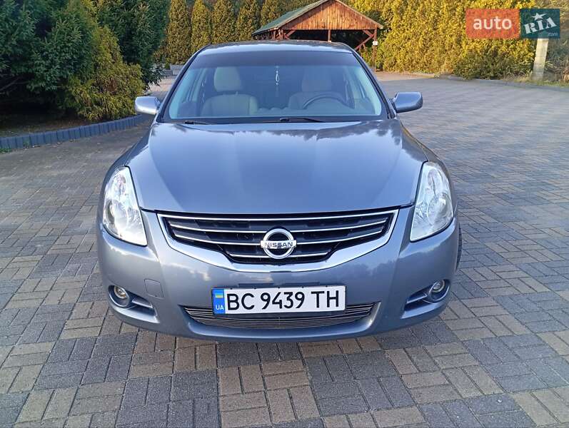 Седан Nissan Altima 2010 в Судовой Вишне