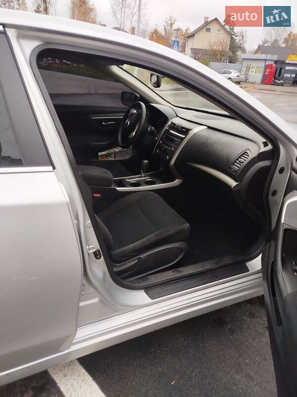 Седан Nissan Altima 2015 в Бучі