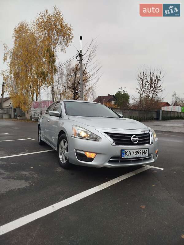 Седан Nissan Altima 2015 в Бучі