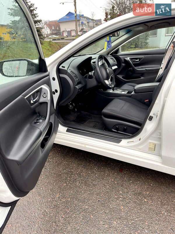 Седан Nissan Altima 2017 в Ровно