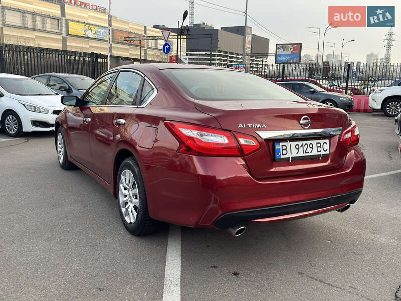 Седан Nissan Altima 2015 в Киеве
