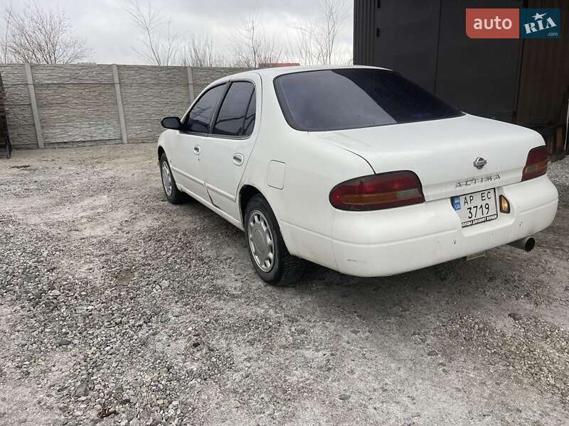 Седан Nissan Altima 1993 в Запорожье