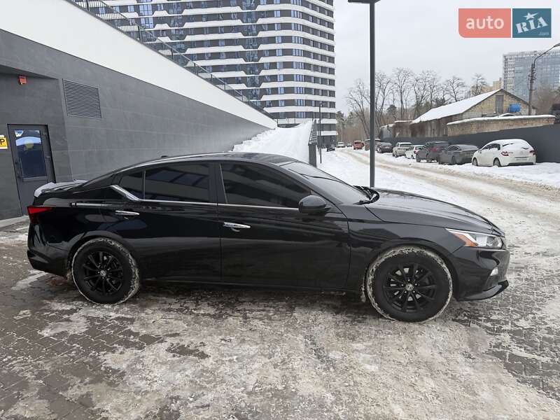 Седан Nissan Altima 2018 в Киеве