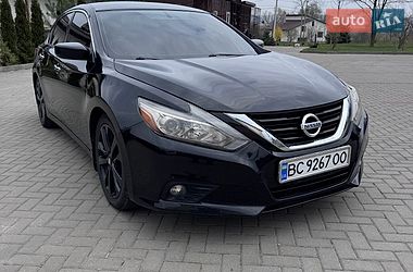 Седан Nissan Altima 2017 в Львове