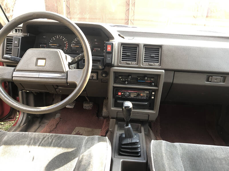 Седан Nissan Bluebird 1988 в Золочеві