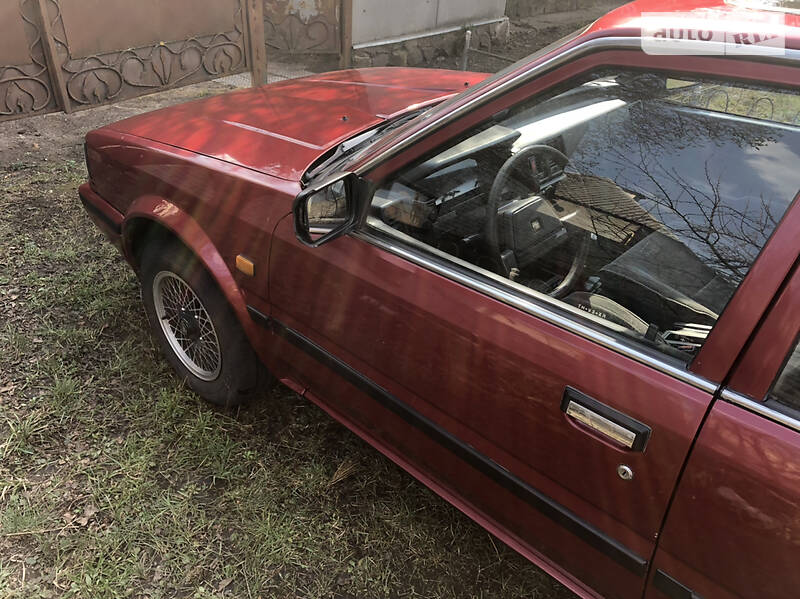 Седан Nissan Bluebird 1988 в Золочеві
